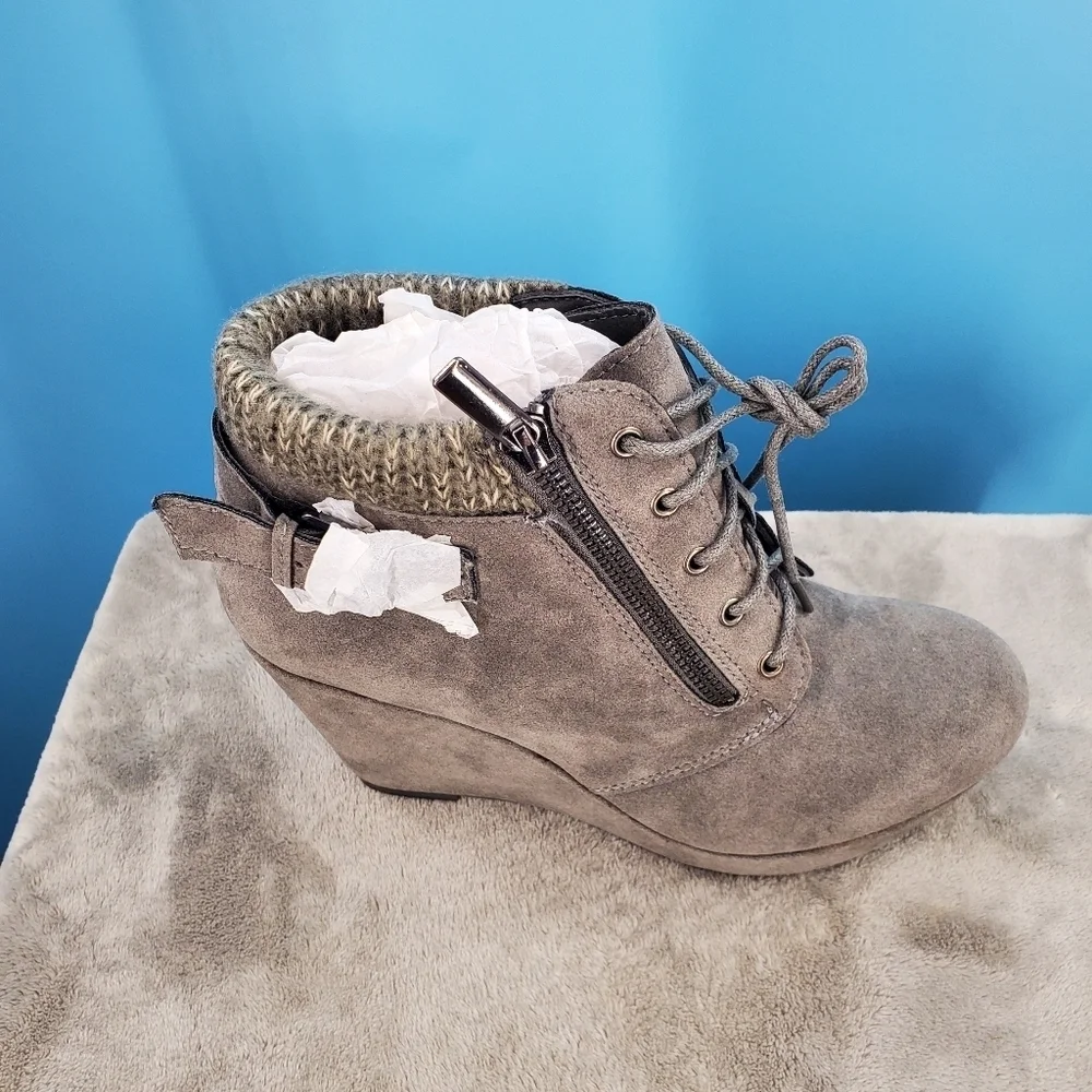 NEW! Shoe Dazzle grey wedge booties 9